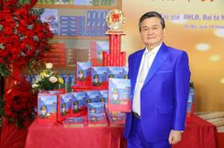 Đọc truyện thơ 'Như tôi đã sống': 'Tự mình cháy tựa que diêm…'