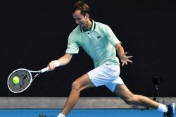 Medvedev 'tốc hành' vào vòng 4 Australian Open