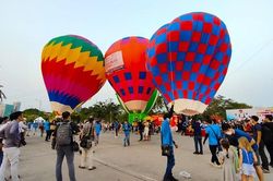 Hàng ngàn người dân thỏa sức ngắm khinh khí cầu, dù lượn bên sông Sài Gòn