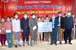 Tặng 100 suất quà Tết cho hộ nghèo thôn Khuân Đào