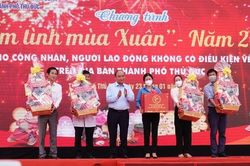 Chủ tịch nước tặng quà công nhân không về quê đón Tết tại TP.HCM