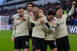 Crystal Palace 1-3 Liverpool: The Kop níu kéo hy vọng vô địch