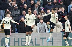 Ngoại hạng Anh vòng 23: Liverpool áp sát Man City, Arsenal hụt hơi
