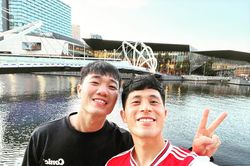 Xuân Trường chụp ảnh cùng 'Tomiyasu Việt Nam'