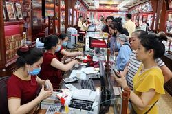 Giá vàng trong nước tăng vọt, vượt 62 triệu đồng/ lượng bán ra