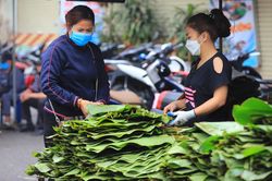 Chợ lá dong lâu đời ở Hà Nội giá cao, vắng khách