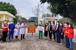 Tặng quà cho bệnh nhân đang điều trị COVID-19 tại Bệnh viện phổi
