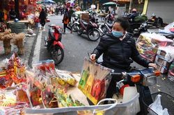 Người Hà Nội tấp nập chuẩn bị đồ lễ trước ngày tiễn ông Táo về trời