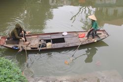 Cá chép cúng ông Táo vừa thả xuống sông, thuyền chài và kích điện đã chờ sẵn