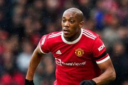Tiền đạo Martial chấp nhận giảm lương để đào tẩu khỏi MU