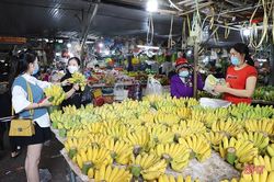 Người dân Hà Tĩnh sắm lễ cúng ông Công, ông Táo