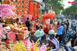 Nhộn nhịp phố bán đồ trang trí Tết lớn nhất TP Hồ Chí Minh