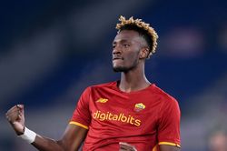Abraham đi vào lịch sử Serie A nhờ Mourinho