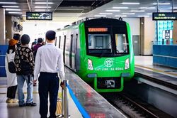 Tàu Cát Linh - Hà Đông vận hành xuyên Tết, nhân lực làm xuyên đêm để phục vụ người dân