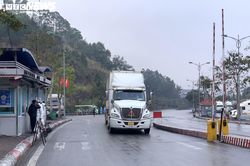 Cảnh thông quan hàng hóa tại cửa khẩu duy nhất còn hoạt động ở Lạng Sơn