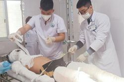 Nghệ An: Tự đốt pháo hoa khi ở nhà một mình, nam sinh lớp 11 bị bỏng giác mạc và toàn thân