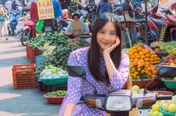 Thiếu nữ xinh đẹp khoe sắc tại chợ Tết truyền thống khắp ba miền