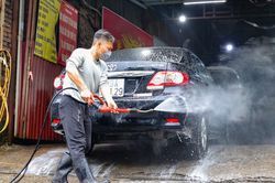 Cận Tết Nguyên đán, các tiệm rửa xe tất bật đón khách, giá tăng cao