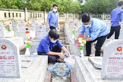 Chăm sóc nghĩa trang liệt sĩ những ngày xuân