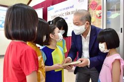 Văn hóa - Nghệ thuật Văn hóa - Nghệ thuật Phó Bí thư Thường trực Tỉnh ủy Phan Ngọc Thọ tặng Tủ sách về Huế cho trẻ em làng SOS