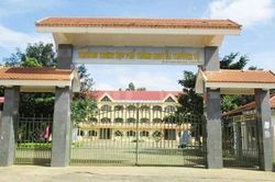 Trường phân công học sinh quét sân, tưới cây dịp Tết