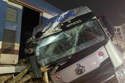 Hiện trường vụ tàu Bắc - Nam lật ngang vì đâm vào xe ô tô tải