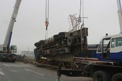 Hà Nam: Tàu hỏa bị lật đầu máy do va chạm với xe tải