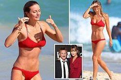 Leila George diện bikini nhỏ xíu, vui vẻ đi biển với bạn sau đệ đơn ly hôn Sean Penn
