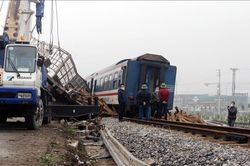 Va chạm với xe tải, tàu hỏa bị lật đầu máy, văng toa xuống kênh