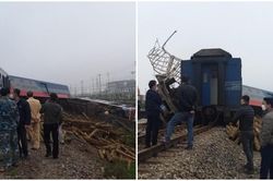 Tàu khách Bắc - Nam bị lật đầu máy, văng toa sau khi va chạm với ô tô tải chở gỗ