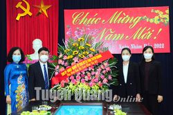 Đồng chí Lê Thị Kim Dung, Phó Bí thư Thường trực Tỉnh ủy, Chủ tịch HĐND tỉnh thăm, chúc Tết Báo Tuyên Quang