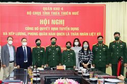 Chính trị - Xã hội Chính trị - Xã hội Công bố Quyết định và trao quân hàm cho vợ, con liệt sĩ