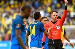 Ecuador 1-1 Brazil: Trọng tài ba lần bẻ còi, Brazil thoát hiểm