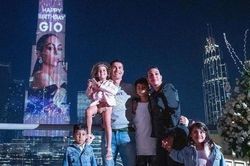 UAE: Ronaldo tạo bất ngờ, in hình bạn gái, thắp sáng tòa tháp cao nhất thế giới