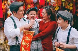 Gia đình nghệ sĩ Thanh Thúy - Đức Thịnh thảnh thơi dạo chơi, chụp ảnh Tết