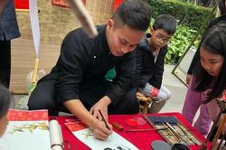 Ngắm những tác phẩm thư pháp trên tranh độc đáo của 'ông đồ' 9X