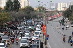 Người dân đổ về quê đón Tết, cửa ngõ Thủ đô ùn tắc kéo dài