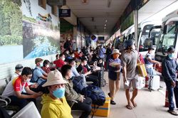 Người dân đổ về các bến xe, nhà ga rời TP.HCM về quê đón Tết