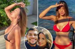 Bạn gái tân binh Newcastle là chuyên gia khoe bikini
