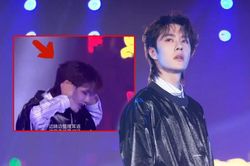 Tai nghe trục trặc lúc biểu diễn, fan trầm trồ với cách Vương Nhất Bác xử lý như chưa có gì xảy ra