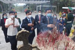 Lãnh đạo tỉnh Quảng Trị viếng, dâng hương tri ân các anh hùng liệt sĩ