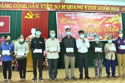 Tặng 100 suất quà tết cho hộ nghèo ở huyện Vĩnh Linh