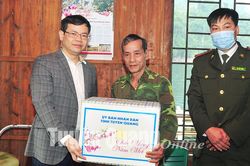Chủ tịch UBND tỉnh Nguyễn Văn Sơn thăm, tặng quà Tết cán bộ Trạm Kiểm lâm Song Long, Bắc Vãng