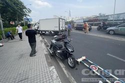 TPHCM: Xe tải mất lái tông nhiều xe máy trên cầu Thị Nghè