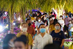 Biển người đổ về đường hoa Nguyễn Huệ ngày đầu mở cửa