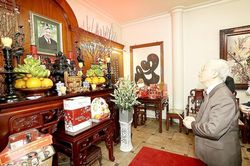 Tổng Bí thư Nguyễn Phú Trọng thắp hương tưởng niệm các đồng chí cố Tổng Bí thư của Đảng
