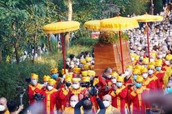 Hàng nghìn người tiễn đưa Thiền sư Thích Nhất Hạnh trong tĩnh lặng