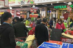 Ngày đầu nghỉ Tết: Đội mưa đi mua sắm, nhịn bữa xếp hàng thanh toán