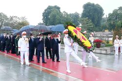 Lãnh đạo Đảng, Nhà nước đặt vòng hoa tưởng niệm các anh hùng liệt sỹ