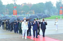 Lãnh đạo Đảng, Nhà nước viếng Bác và tưởng niệm các anh hùng liệt sỹ